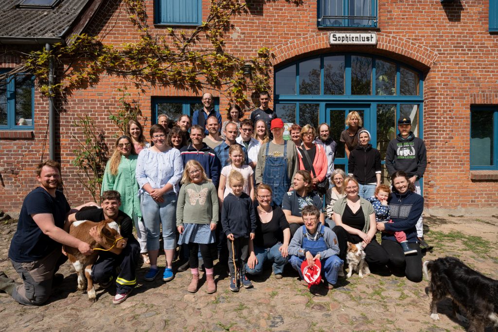 eine Gruppe von Menschen, Bewohner und Team von Hof Sophienlust