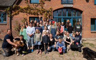 eine Gruppe von Menschen, Bewohner und Team von Hof Sophienlust