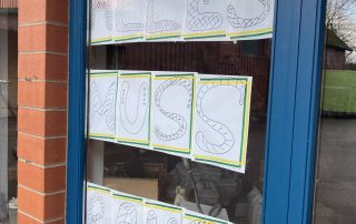 ein Fenster des Hofladens mit Ausverkauf Hinweis